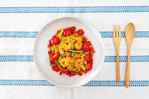 Talerz z kolorowym posiłkiem